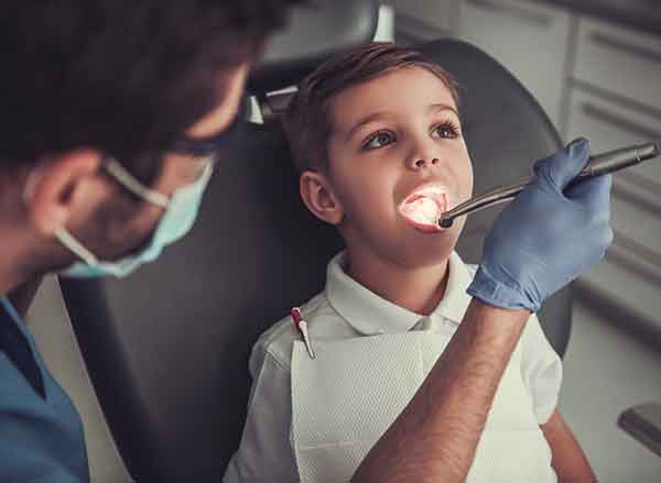 Niña en la consulta de odontopediatría de Clínica dental Polident